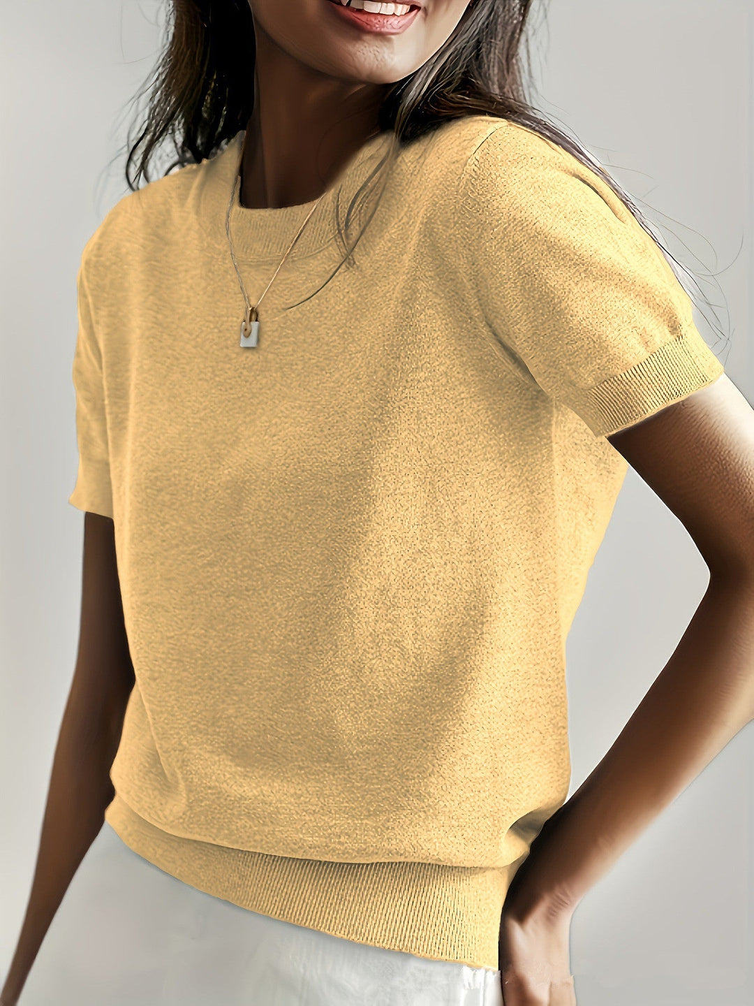 Damen Feinstrickpullover mit Kurzarmiger Silhouette und Weich Fließendem Material