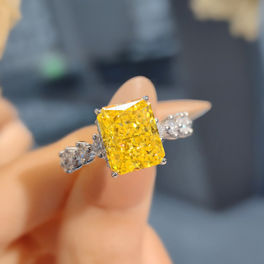Damenring mit quadratischem, facettiertem Edelstein und prächtigen Zirkonia Shop Nory