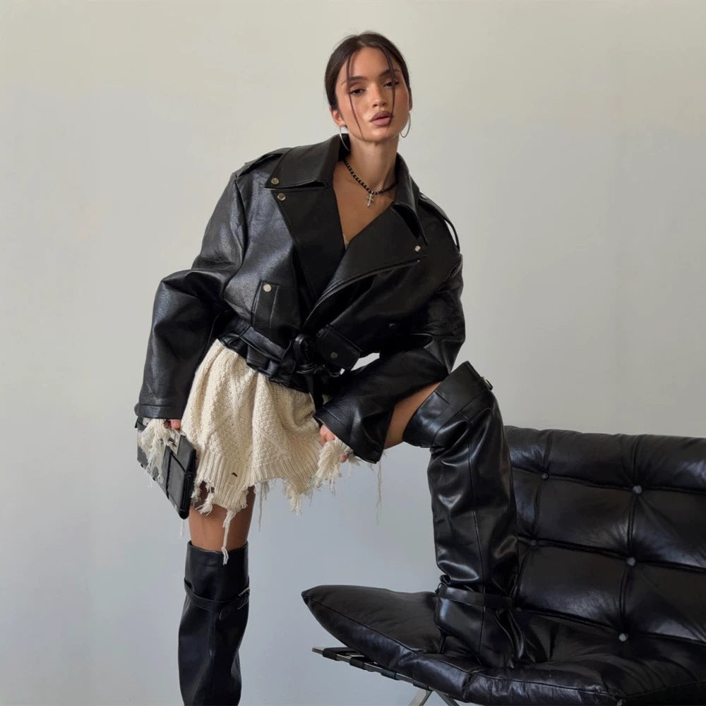 Damen Oversize-Bikerjacke aus veganem Lederimitat mit Taillengürtel & Schulterklappen Shop Nory