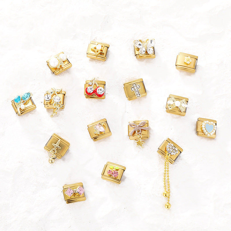 Feiner Italienischer Charm mit Zuchtperlen und Dekorativem Banddetail