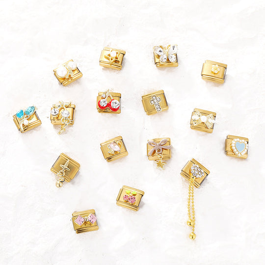 Feiner Italienischer Charm mit Zuchtperlen und Dekorativem Banddetail