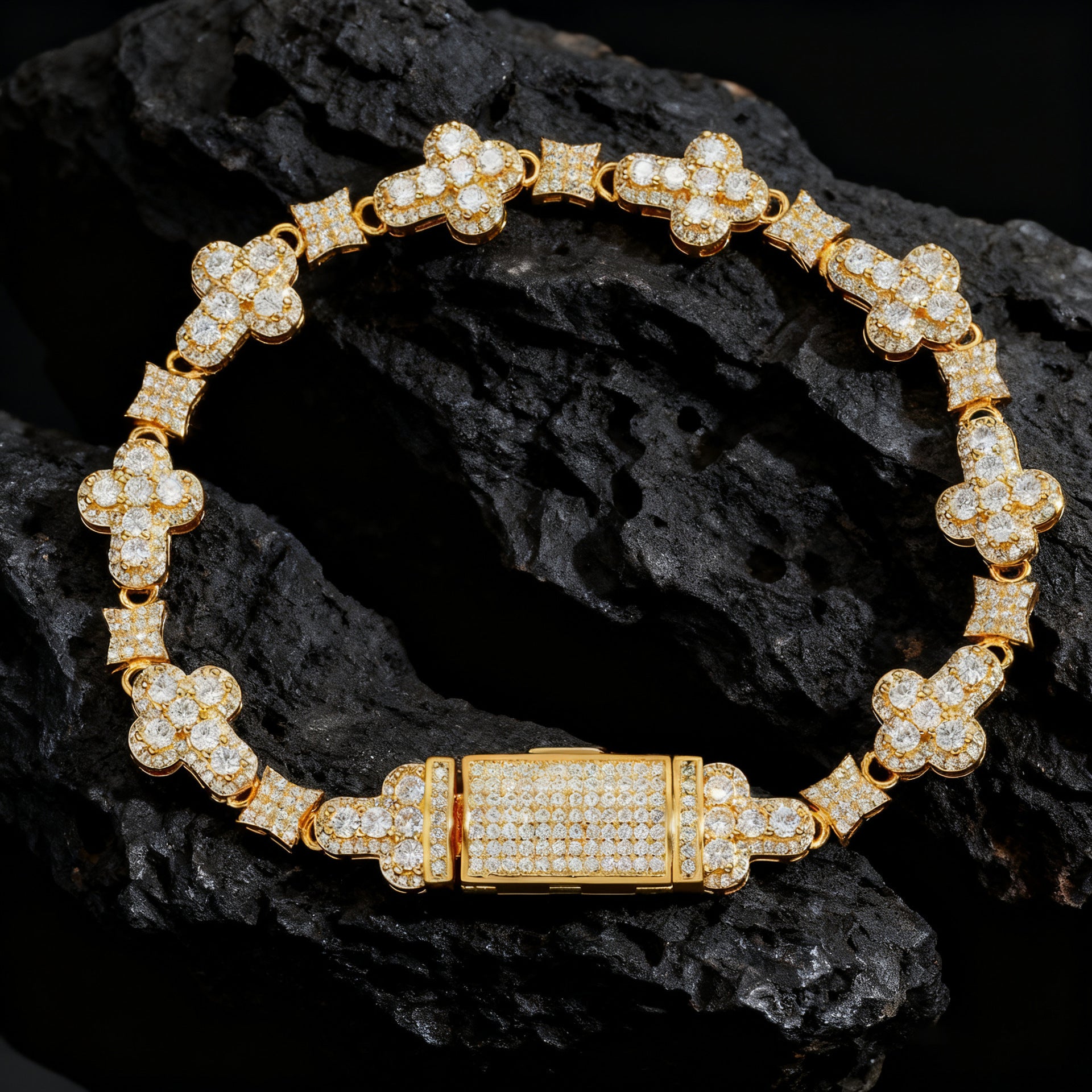 Filigranes Kleeblatt-Armband mit Pavébesetzten Zirkonia und Sicherheitsverschluss