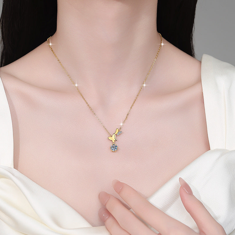 Damen Halskette mit filigranen Schmetterlingsanhängern und funkelndem Kristall Shop Nory