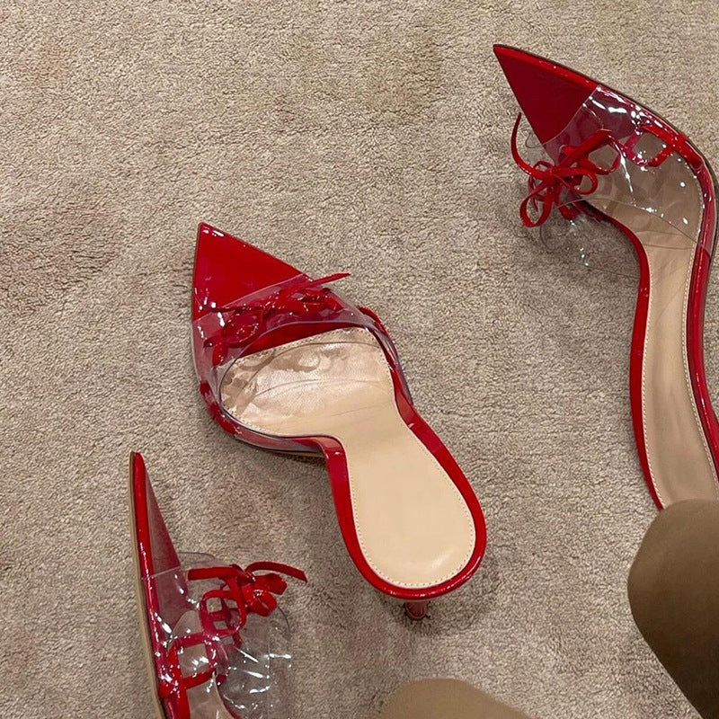 Damen Fersenfreie PVC‑Mules mit spitzer Zehenbox, dekorativer Schleifenbindung und sculpted Kitten‑Absatz Shop Nory