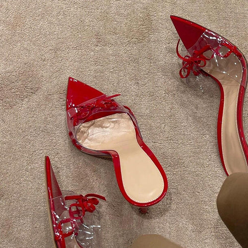 Damen Fersenfreie PVC‑Mules mit spitzer Zehenbox, dekorativer Schleifenbindung und sculpted Kitten‑Absatz Shop Nory
