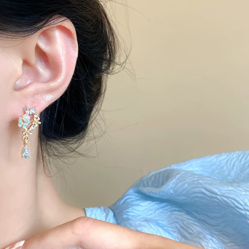 Damen Ohrstecker mit floralem Schmetterlingsdesign und funkelnden Akzenten Shop Nory