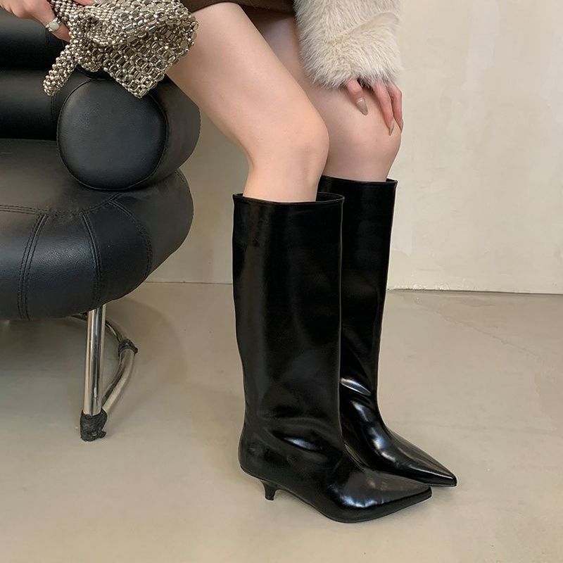 Damen Kniehohe Lackstiefel mit spitzer Zehenform und sculpted Kittenabsatz Shop Nory