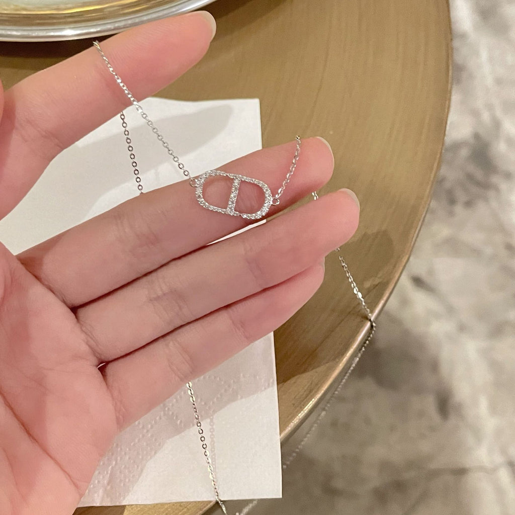 Damen Halskette mit funkelndem Anhänger im eleganten Design Shop Nory