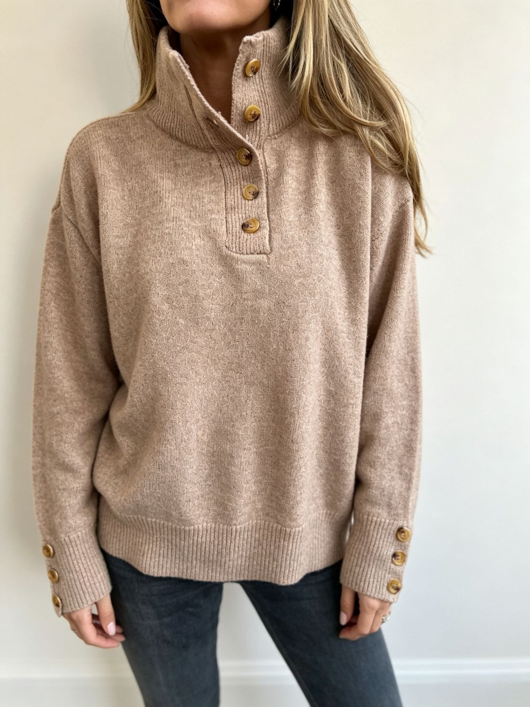 Damen Strickpullover mit hohem Knopfkragen, dekorativer Frontleiste und Zierknöpfen Shop Nory