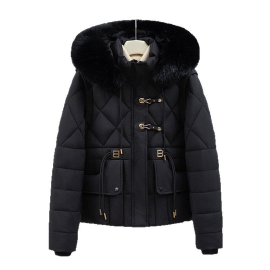 Damen nan kurze gesteppte Kapuzenjacke mit voluminösem Webpelzbesatz, Kordelzugtaillierung und Pattentaschen Shop Nory
