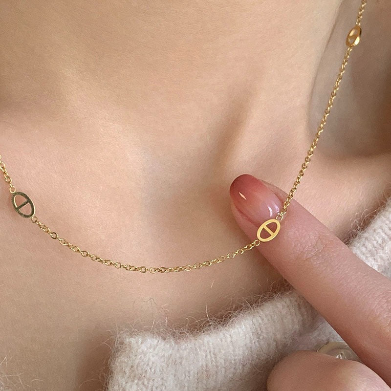 Damen Halskette mit kreativem Ovaldesign und feiner Gliederkette Shop Nory