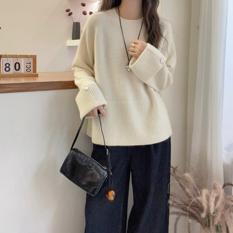 Damen Oversize‑Feinstrickpullover mit breitem Rippbund, extraweiten Ärmelabschlüssen und Zierknopf Shop Nory