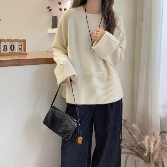 Damen Oversize‑Feinstrickpullover mit breitem Rippbund, extraweiten Ärmelabschlüssen und Zierknopf Shop Nory