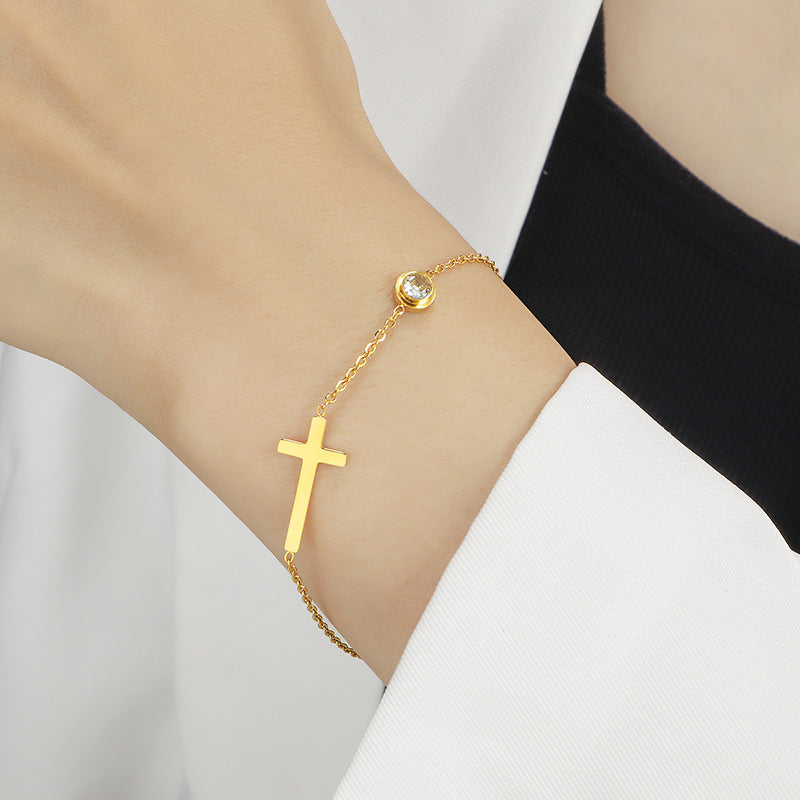 Damen Armband mit Kreuzanhänger und funkelndem Kristall Shop Nory