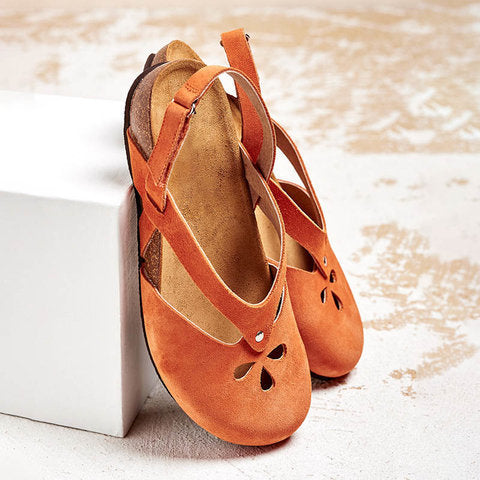 Damen nan geschlossene Slingback-Sandale aus Veloursleder mit ergonomischem Kork-Fußbett und dekorativen Loch-Aussparungen