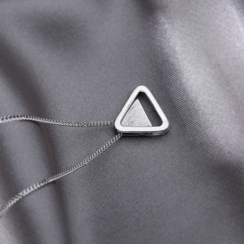 Damen Halskette mit geometrischem Dreiecksanhänger aus hochwertigem Edelstahl Shop Nory