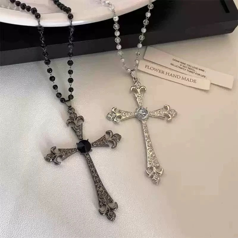 Damen Kette mit funkelndem Kreuzanhänger und eleganten Perlendetails Shop Nory