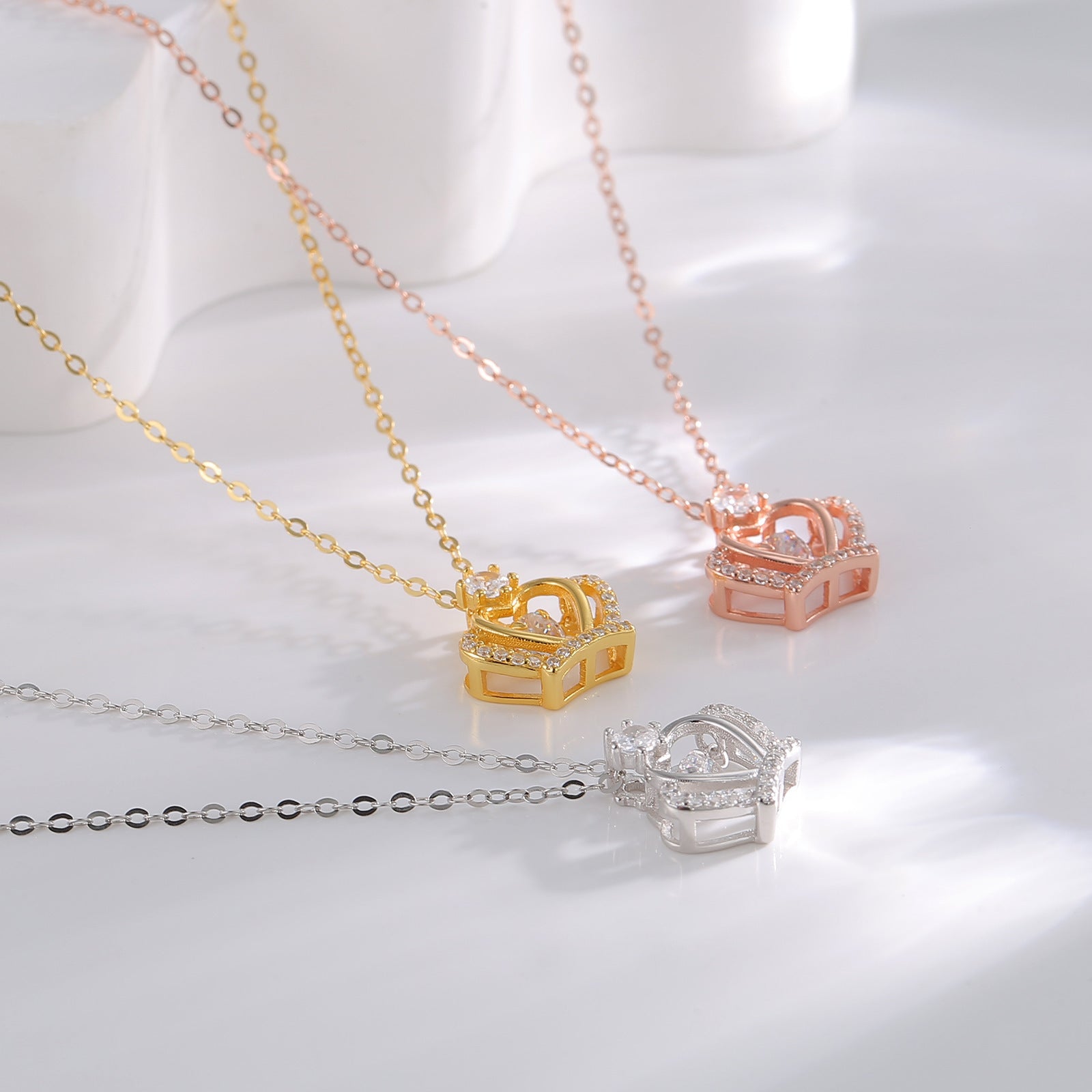 Damen Halskette mit funkelndem Kronenanhänger und Zirkonia Shop Nory