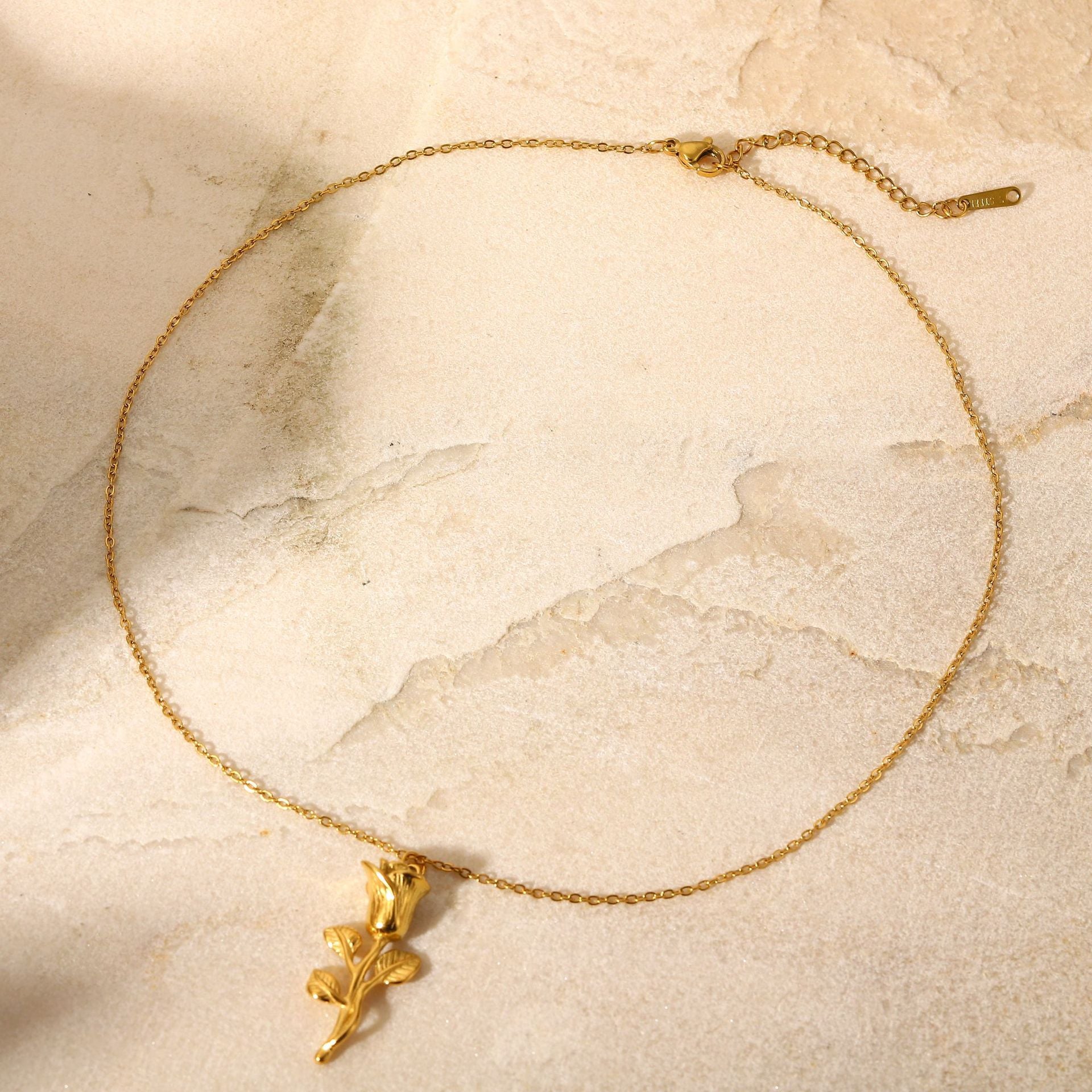 Damen Halskette mit filigranem Rosenanhänger aus hypoallergenem Edelstahl Shop Nory