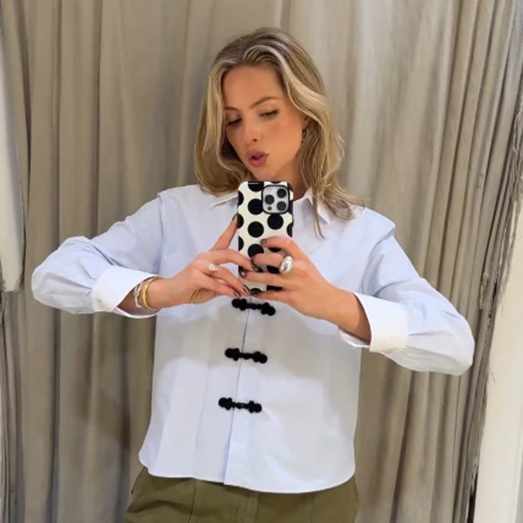 Damen Kurz geschnittene Popeline‑Hemdbluse mit Stehkragen und dekorativen Kordelknotenverschlüssen Shop Nory