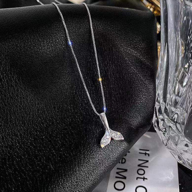 Damen Halskette mit elegantem Walflossenanhänger und funkelnden Zirkonia Shop Nory