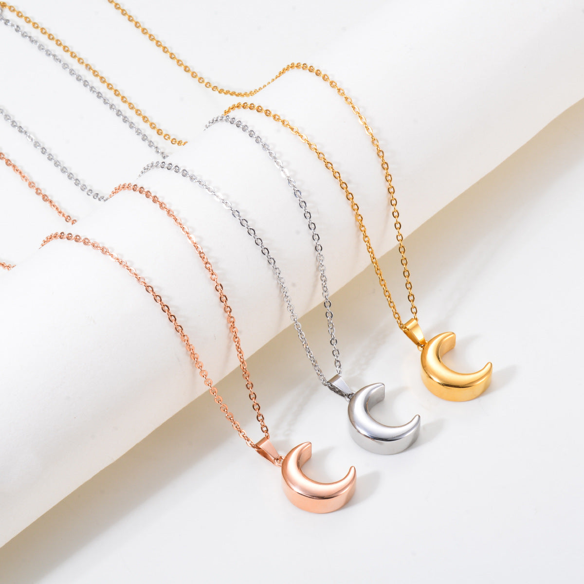 Damen eleganter Edelstahl-Mondanhänger mit feinem Kettenverschluss Shop Nory