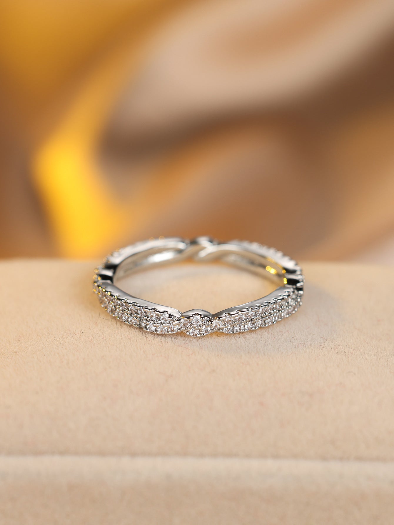 Damen Ring mit funkelnden Zirkonia und exquisitem Wellenmuster Shop Nory