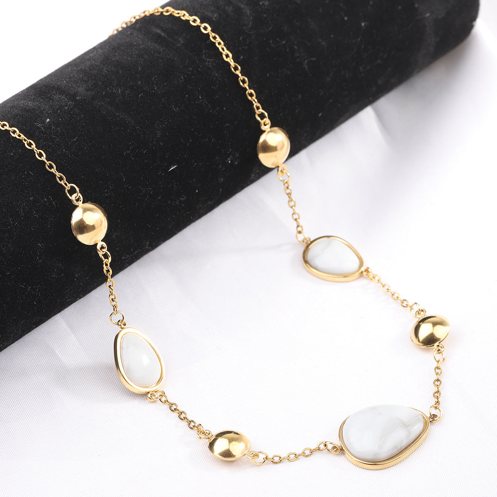 Damen Halskette mit eleganten, asymmetrischen Anhängern und feiner Kettenstruktur Shop Nory
