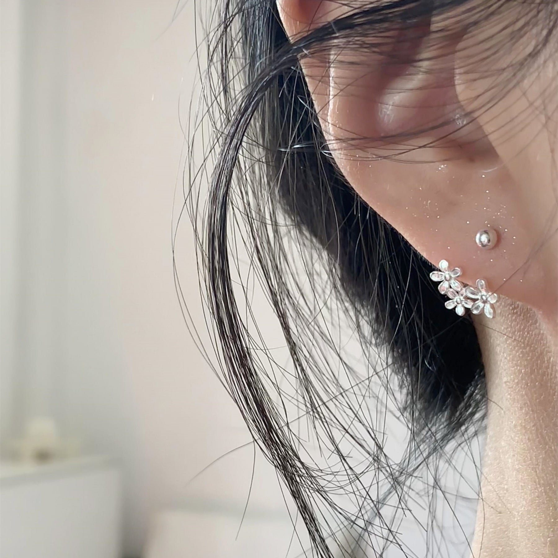 Damen Ohrstecker mit filigranem Blütenmotiv und hochwertigen Akzenten Shop Nory