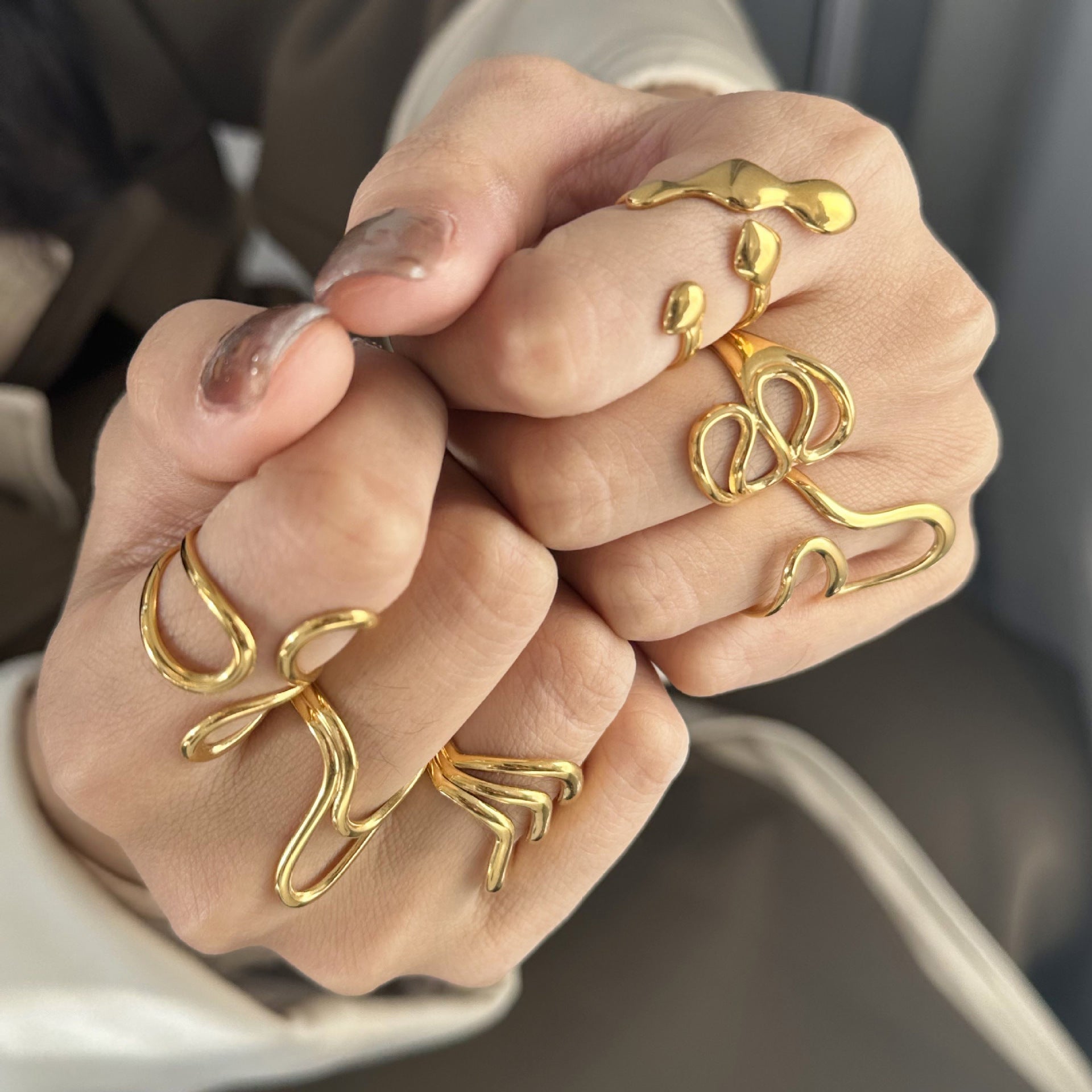 Damen Offenes Design-Armband mit elegantem Wellenmuster aus hypoallergenem Edelstahl Shop Nory