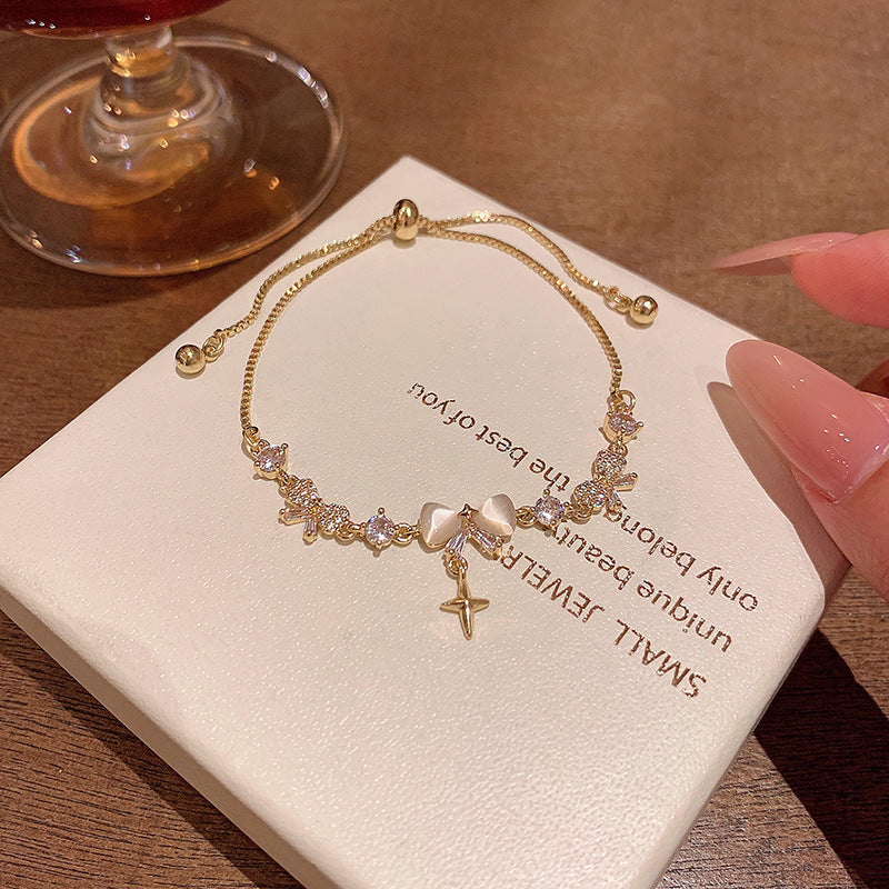 Zartes Gliederarmband mit Perlmuttherzen, Funkelnden Zirkonia und Kreuzanhänger