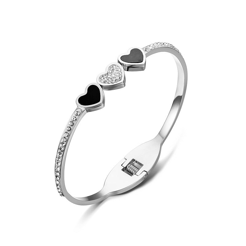 Damen elegantes Armreif mit herzförmigen Anhängern und funkelnden Zirkonia Steinen Shop Nory