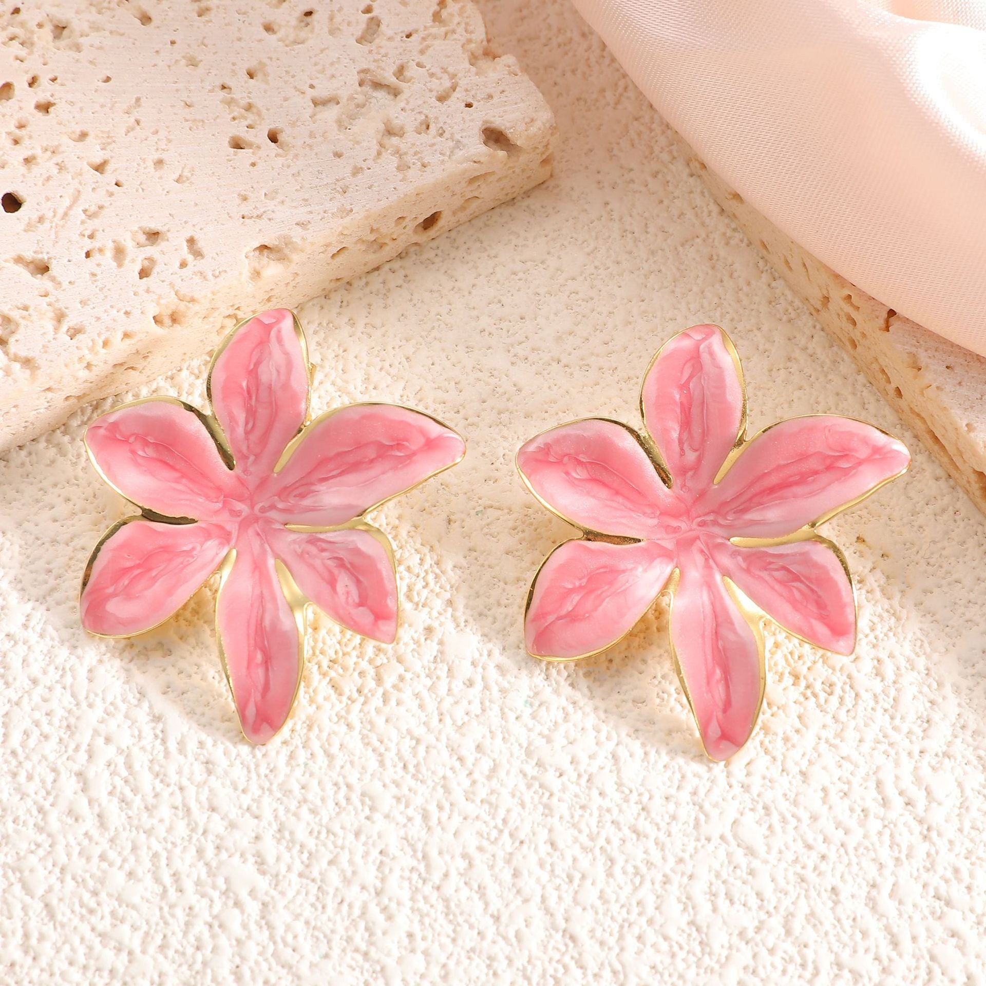 Damen Ohrringe mit floralem Design und elegantem Goldrand Shop Nory