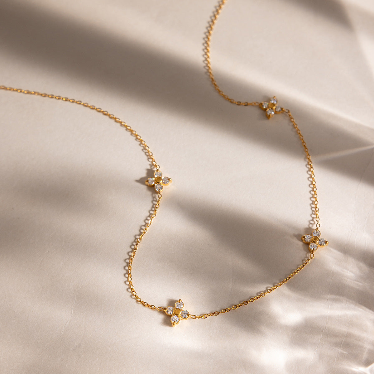 Damen Halskette mit funkelnden Zirkonia und hypoallergenem Edelstahl Shop Nory