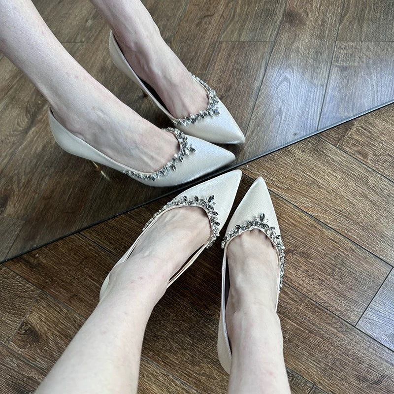 Damen Luxuriöse Lackpumps mit spitzem Zehenbereich und Strassbesatz Stiletto-Absatz Shop Nory