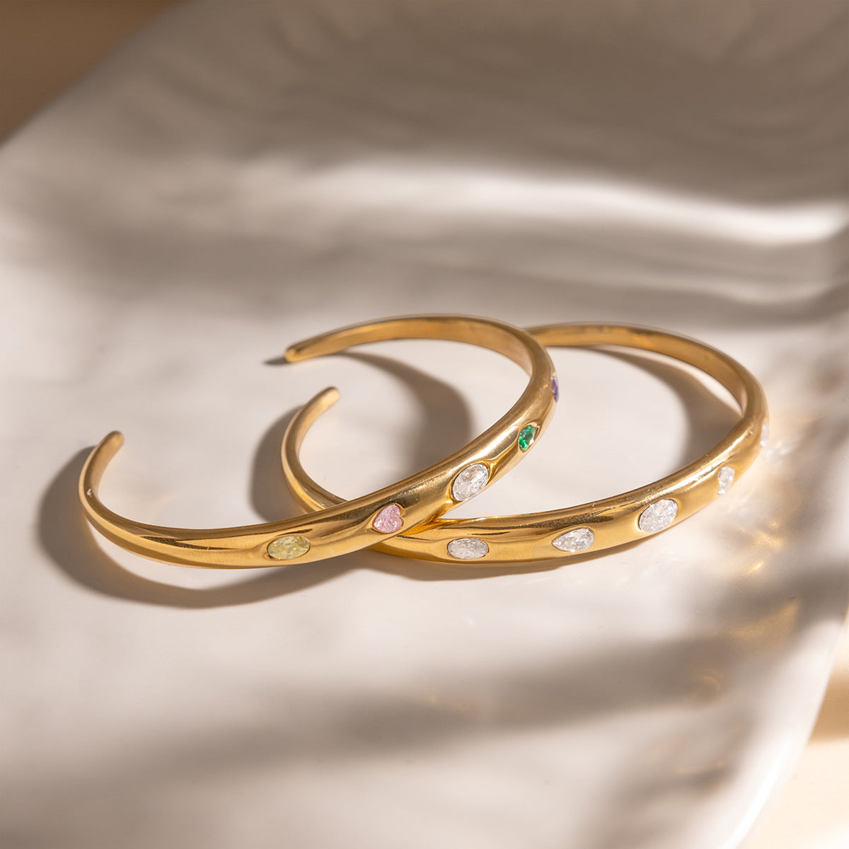 Damen Offenes Armband mit bunten Zirkonia aus hypoallergenem Edelstahl Shop Nory
