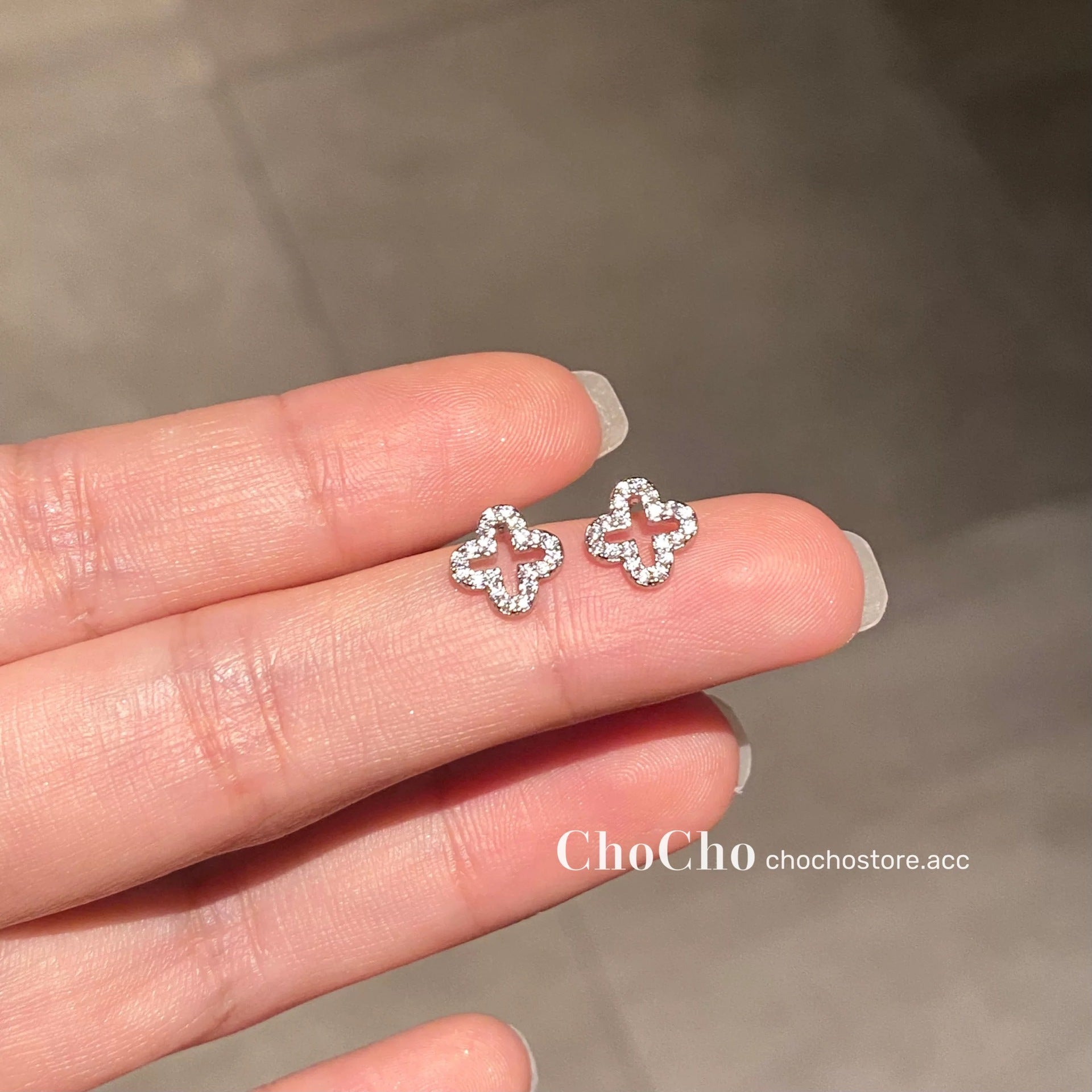 Damen Ohrringe mit filigranem Blütenmuster aus funkelnden Zirkonia Shop Nory