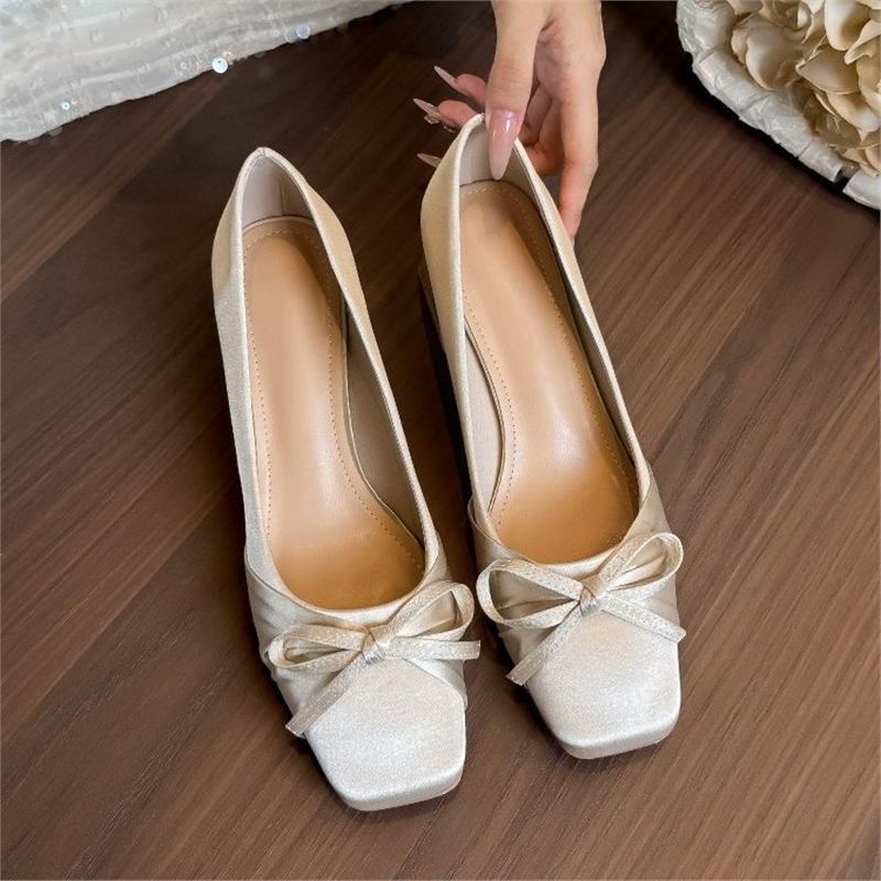 Damen Satin-Ballerina mit quadratischer Spitze, gepolstertem Komfortfußbett und dekorativer Schleife Shop Nory