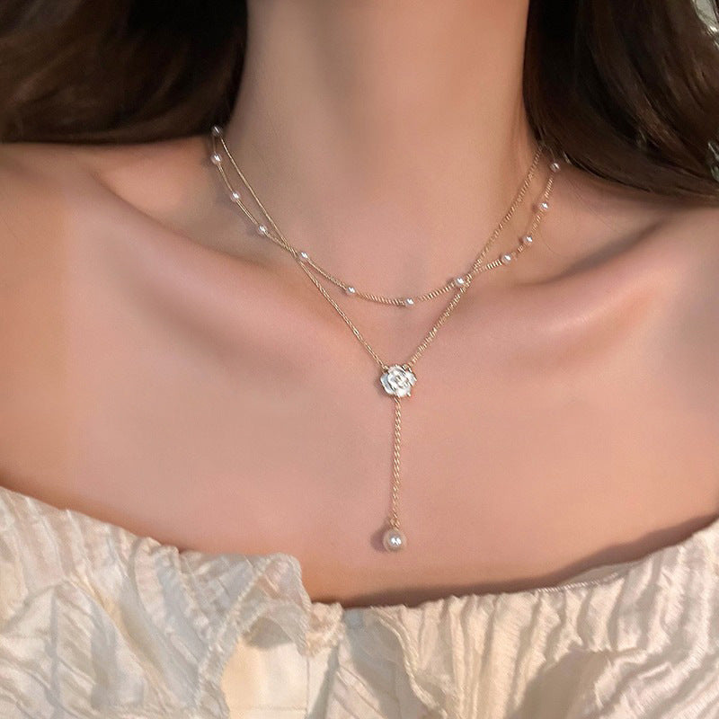 Damen Halskette mit floralen Akzenten und luxuriösen Perlen Shop Nory