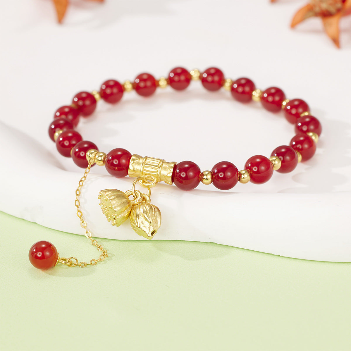 Damen Armband mit kunstvollen Anhängern und eleganten Perlenelementen Shop Nory
