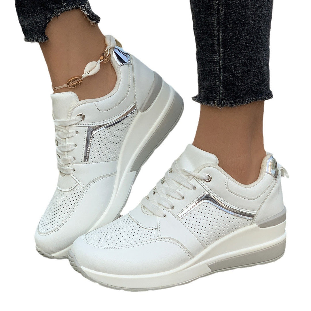 Damen Keilabsatz-Sneaker mit perforierten Einsätzen und Metallic-Details Shop Nory