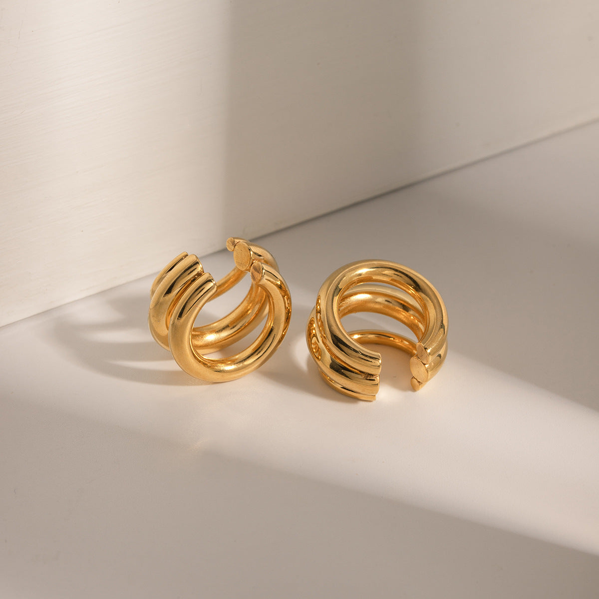 Damen Offene Creolen mit geschwungenem Design und elegantem Glanz Shop Nory