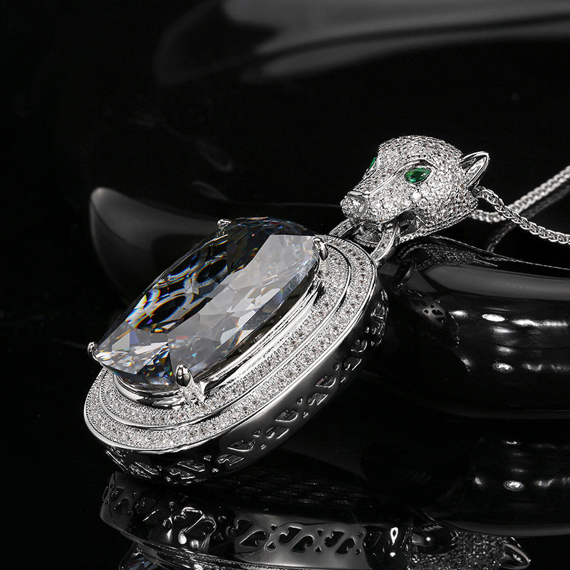 Luxuriöse Panther-Anhänger-Aussagekette mit Pavé aus kubischem Zirkonia und Smaragd-Augenakzenten