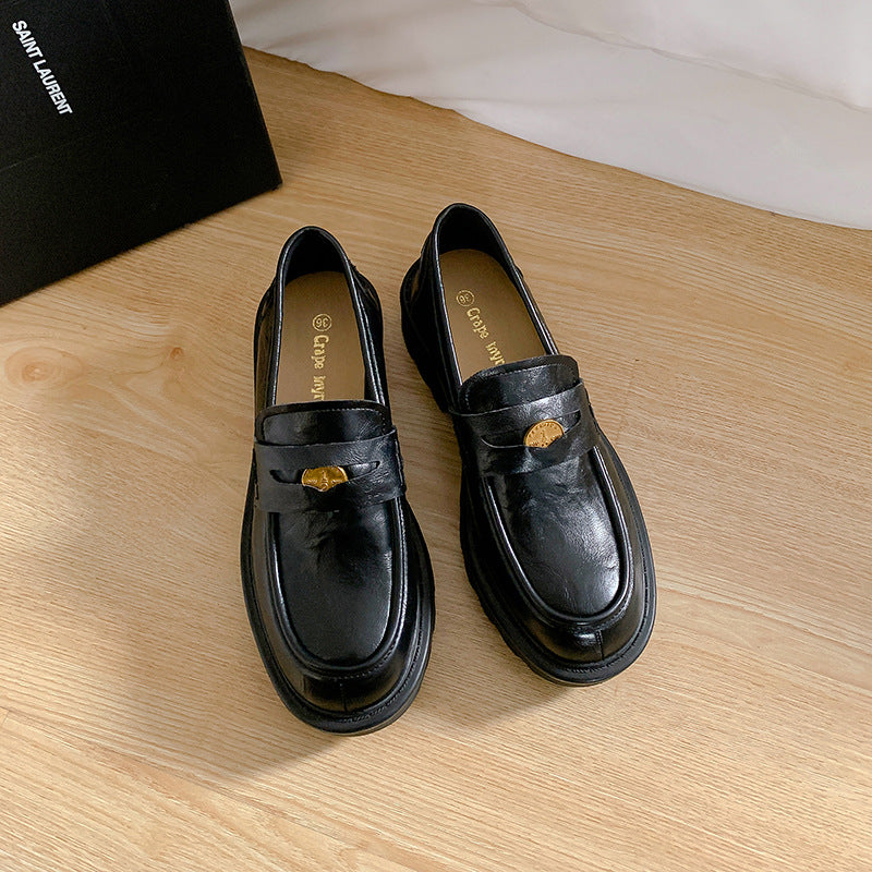 Damen Chunky Pennyloafer mit profilierter Plateau‑Lug‑Sohle und goldener Zierapplikation Shop Nory