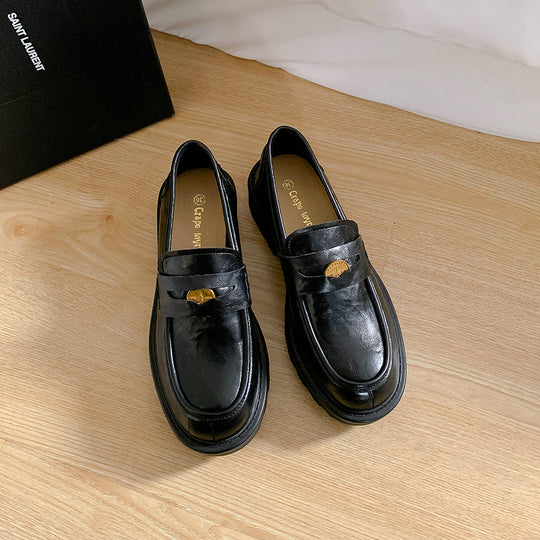 Damen Chunky Pennyloafer mit profilierter Plateau‑Lug‑Sohle und goldener Zierapplikation Shop Nory