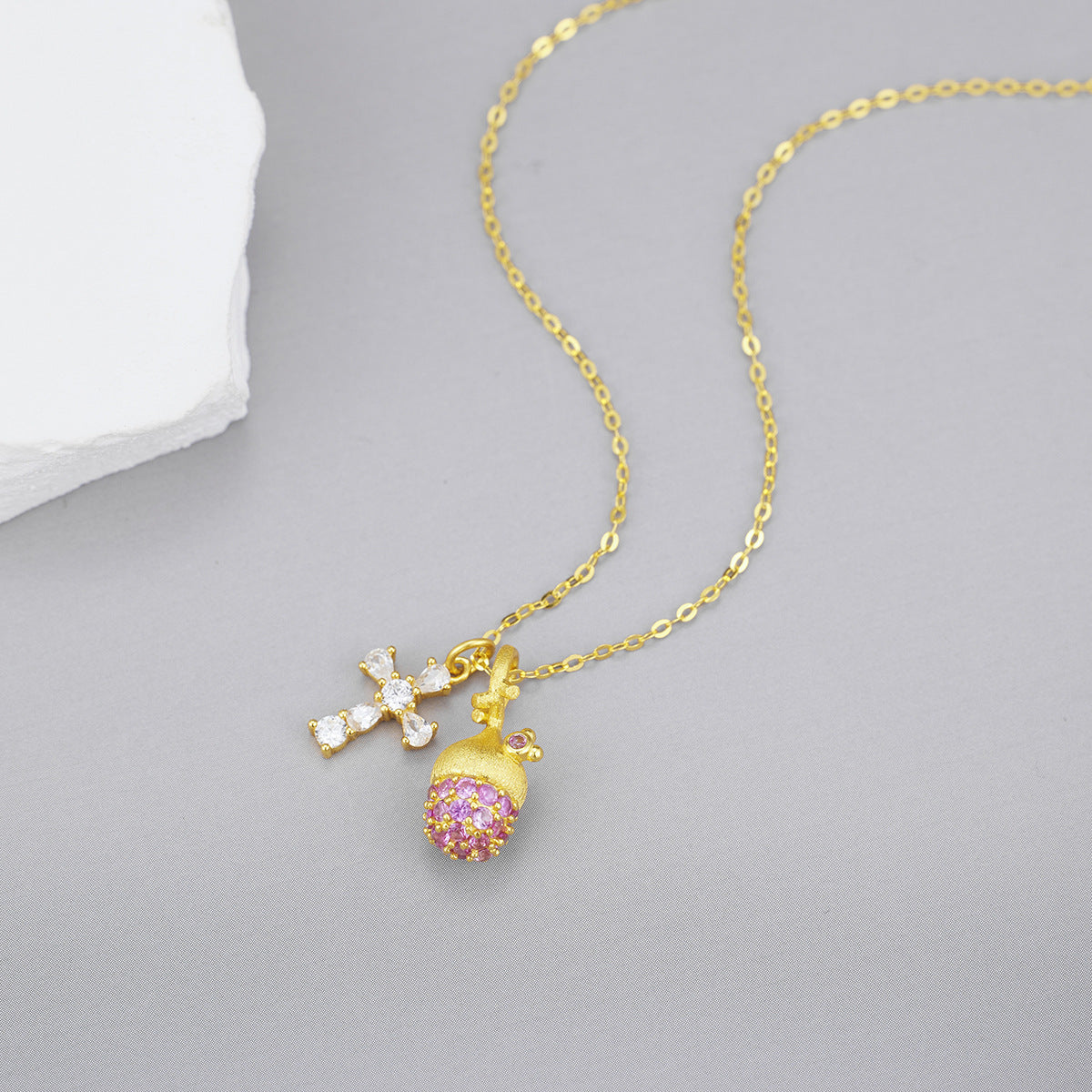 Damen Halskette mit funkelndem Kreuz- und Eichel-Anhänger Shop Nory