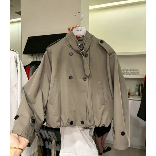Damen Kurze Blouson‑Trenchjacke mit Stehkragen, doppelreihiger Knopfleiste und Gummizugsaum Shop Nory