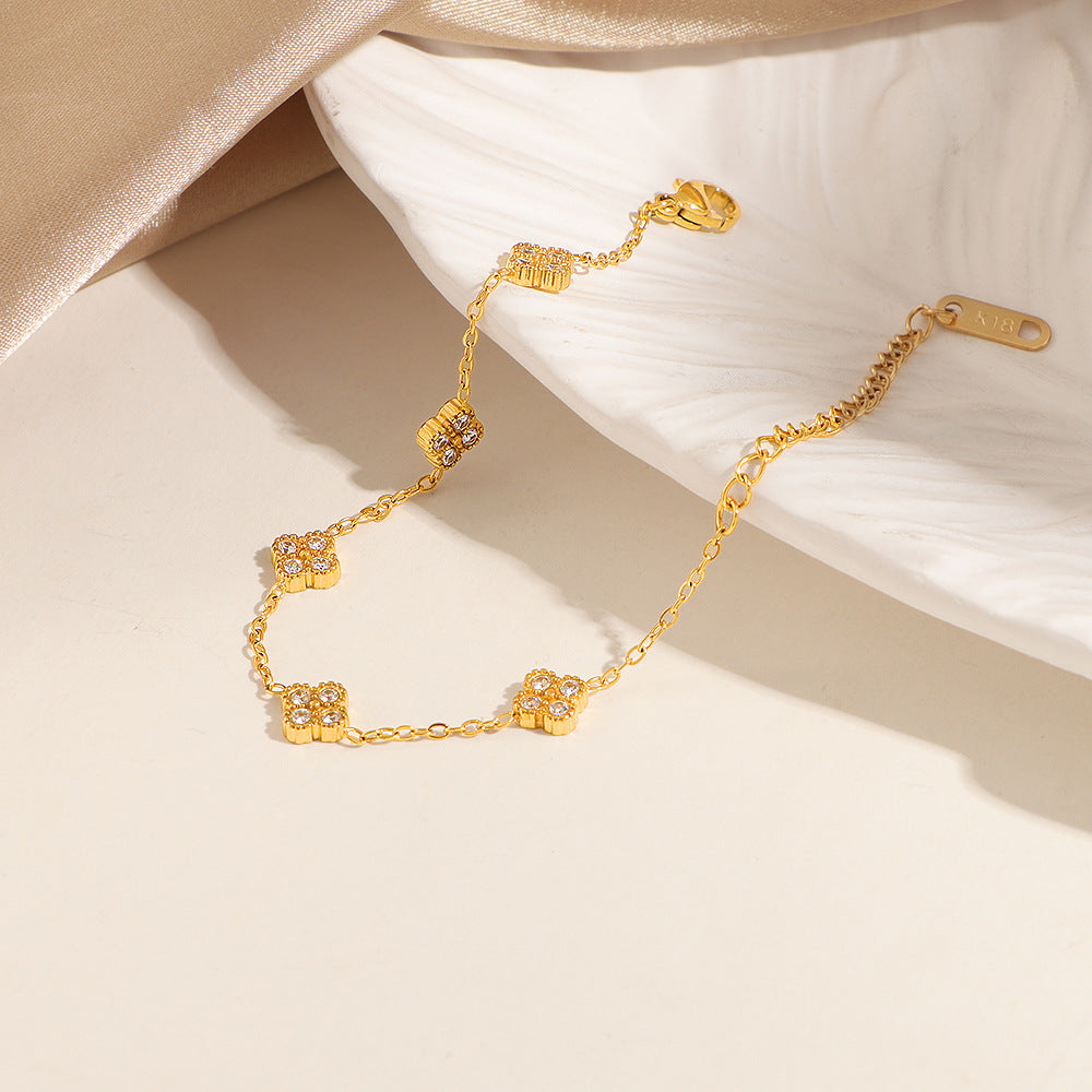 Damenarmband mit kristallverzierten Blumenanhängern Shop Nory
