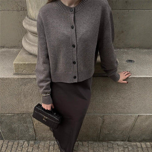 Damen Kurze Strickjacke im Boxy‑Cut mit Rundhals, Rippbündchen und dekorativer Knopfleiste Shop Nory
