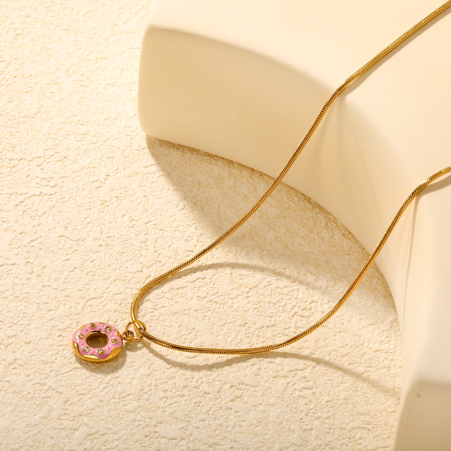 Damen Halskette mit verspieltem Donut-Anhänger und funkelnden Kristallen Shop Nory